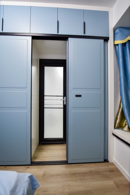 在次卫的设定上,把卫生间门做成了连体隐藏式衣柜,这样就完美的美化了